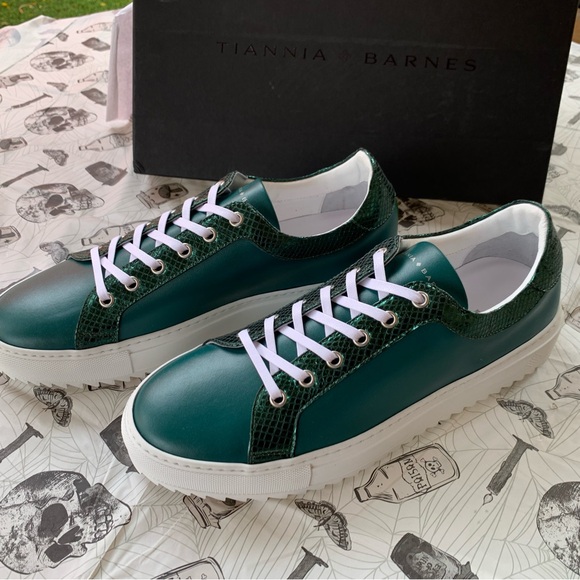 TIANNIA BARNES imptd from Italy, designer Green/metallic green leather trainers - Picture 2 of 7